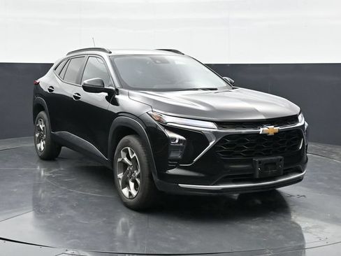 Used 2025 Chevrolet Trax LT w/ LT Convenience Package FWD image 4