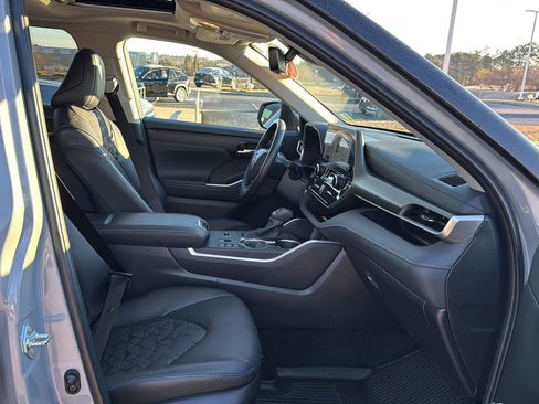 Certified 2024 Toyota Highlander XLE image 10