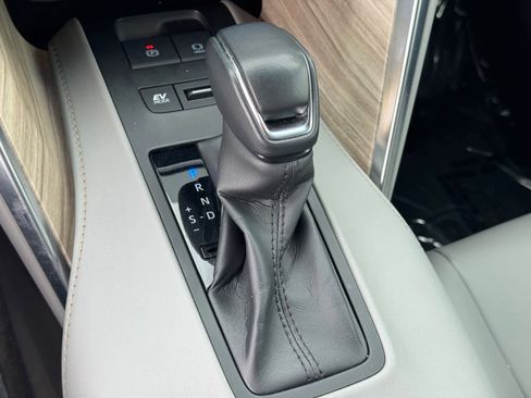 Used 2023 Toyota Venza XLE image 25