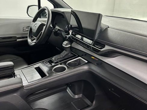 Used 2025 Toyota Sienna XSE AWD/4WD image 40