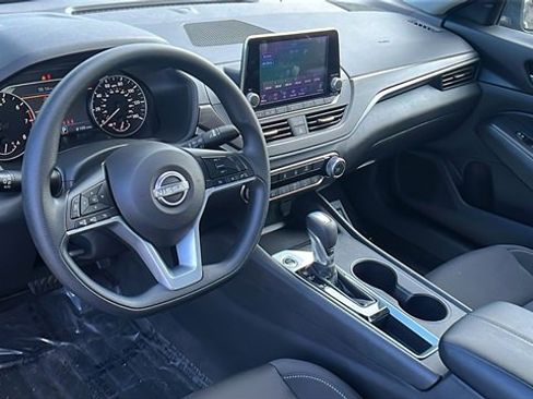 Used 2025 Nissan Altima 2.5 SV image 16