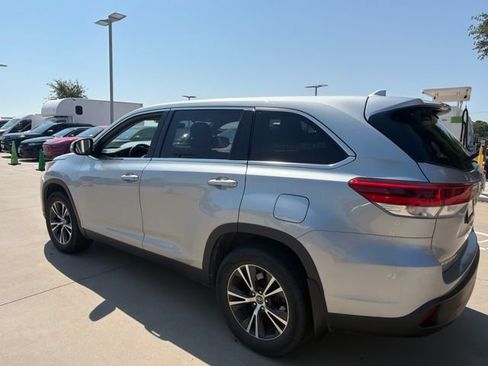Used 2019 Toyota Highlander Plus FWD image 3