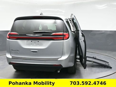 Used 2024 Chrysler Pacifica Touring-L FWD image 19