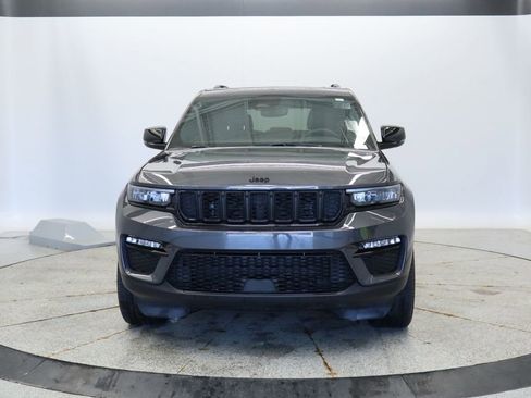 Used 2024 Jeep Grand Cherokee Limited w/ Black Appearance Package AWD/4WD image 9
