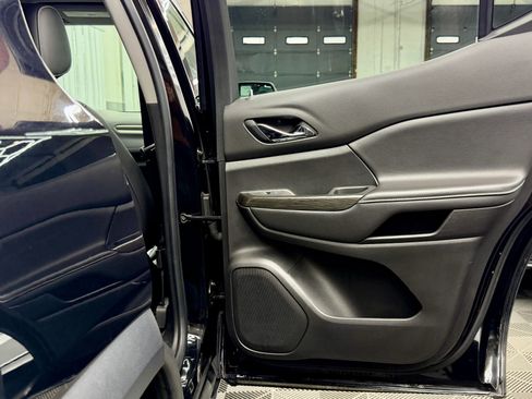 Used 2019 GMC Acadia SLT image 8