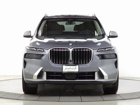 Used 2025 BMW X7 xDrive40i w/ Parking Assistance Package image 2