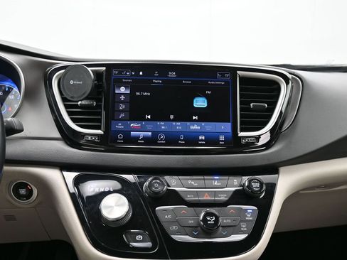 Used 2021 Chrysler Pacifica Touring-L image 46