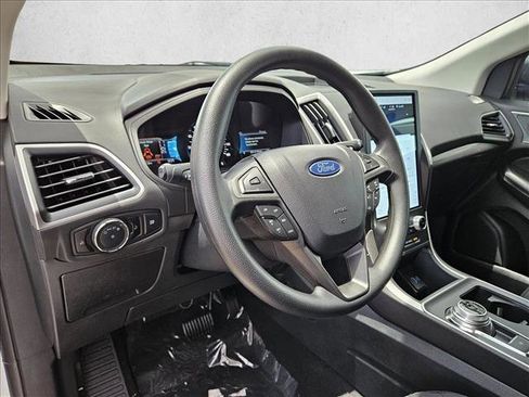 Used 2024 Ford Edge SE image 3