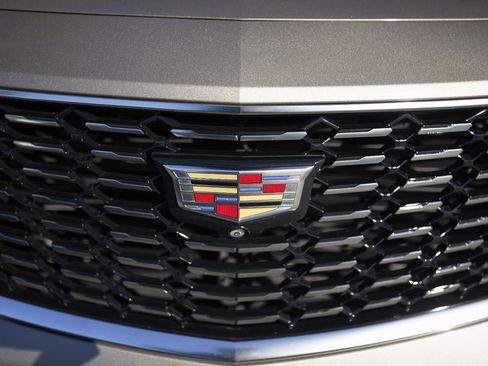 Used 2022 Cadillac XT4 Premium Luxury w/ Enhanced Visibility Package image 5