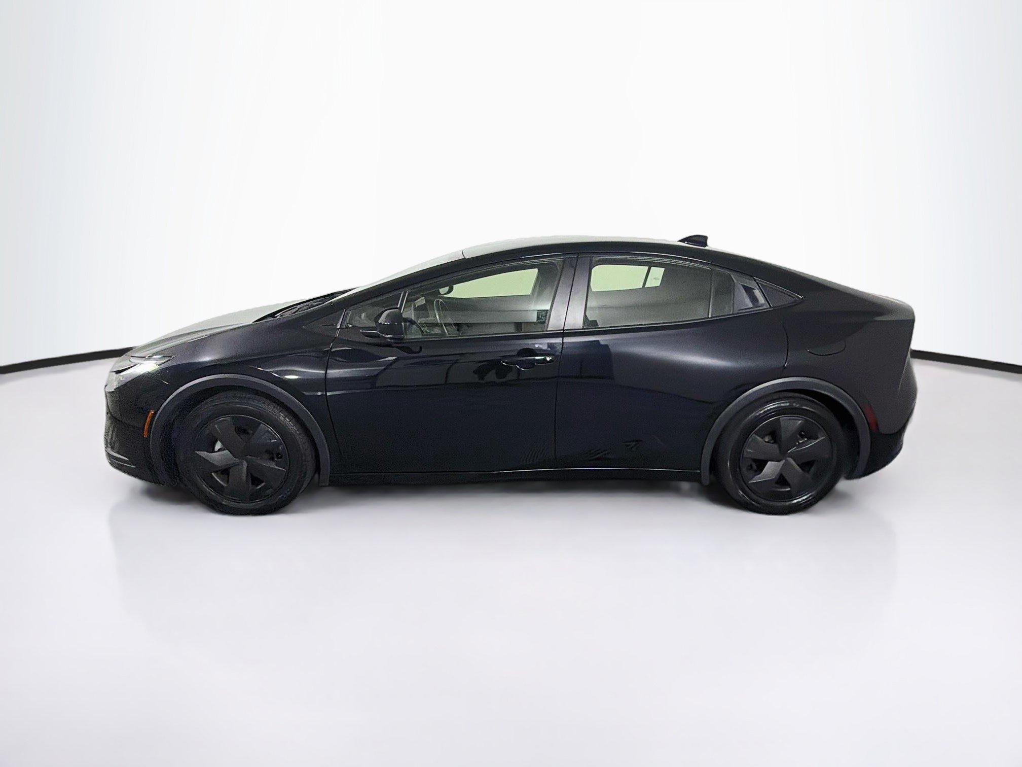Used 2024 Toyota Prius LE FWD image 4