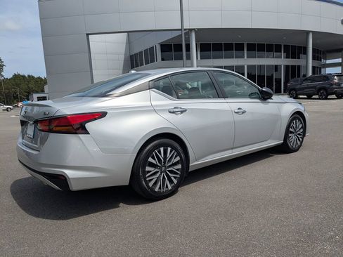 Used 2024 Nissan Altima 2.5 SV FWD image 4