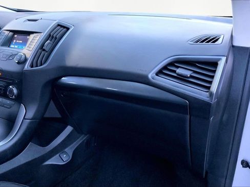 Used 2018 Ford Edge SE image 16