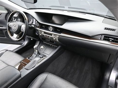 Used 2016 Lexus ES 300h image 40