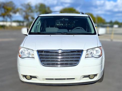 Used 2009 Chrysler Town & Country Touring image 2