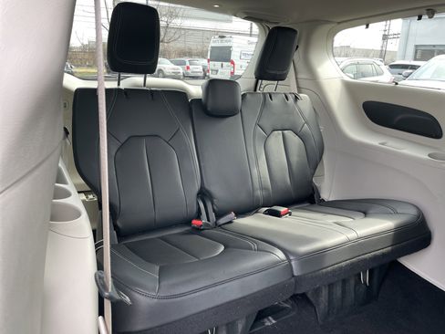 Used 2022 Chrysler Pacifica Touring-L image 18