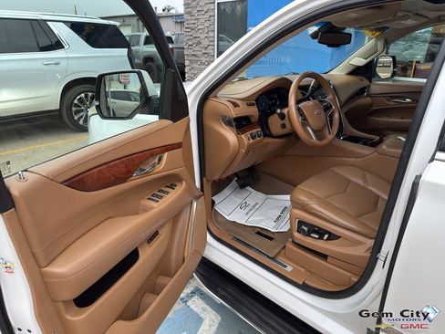 Used 2016 Cadillac Escalade ESV Platinum image 17