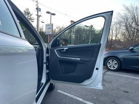 Used 2016 Volvo XC60 T5 image 12