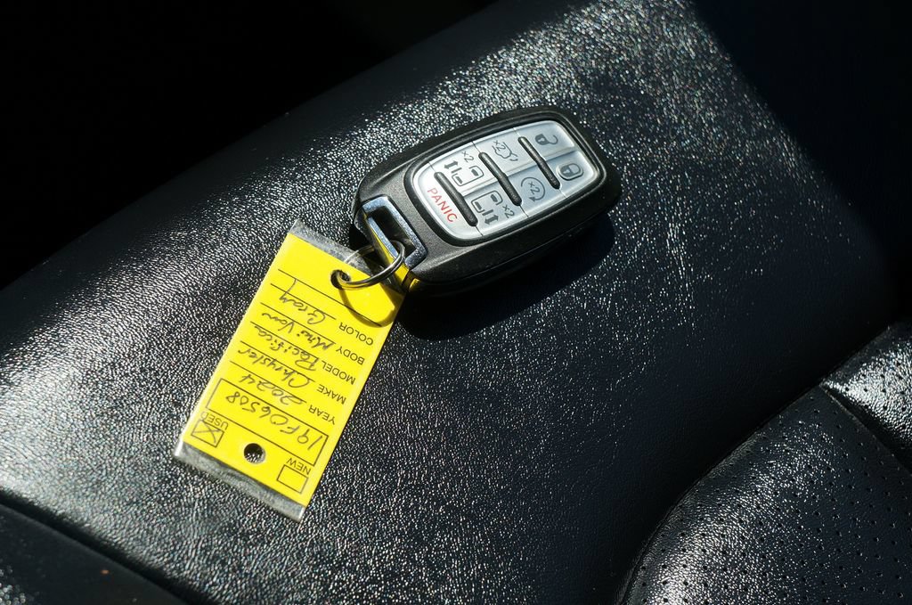 Used 2024 Chrysler Pacifica Touring-L FWD image 2
