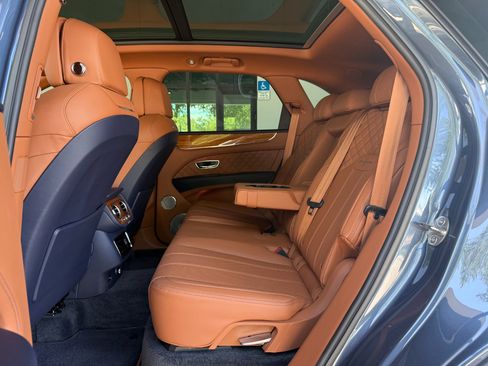 Used 2021 Bentley Bentayga image 28