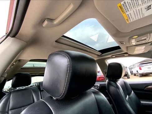 Used 2018 Nissan Pathfinder Platinum image 12