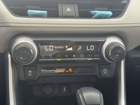 Used 2021 Toyota RAV4 XLE w/ Convenience Package FWD image 10