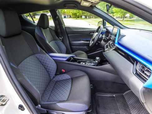 Used 2020 Toyota C-HR XLE FWD image 37