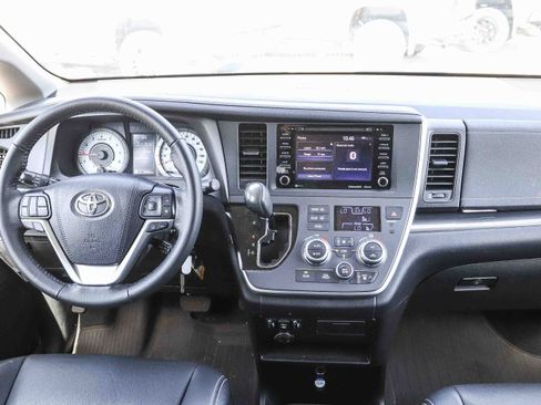 Used 2020 Toyota Sienna SE w/ Nightshade Edition FWD image 12