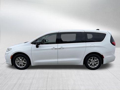 Used 2024 Chrysler Pacifica Touring-L FWD image 4