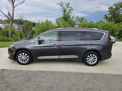 Used 2019 Chrysler Pacifica Touring-L FWD image 4