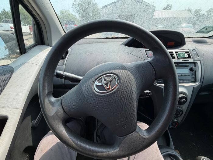 Used 2009 Toyota Yaris 2-Door Hatchback w/ Convenience Pkg FWD image 26