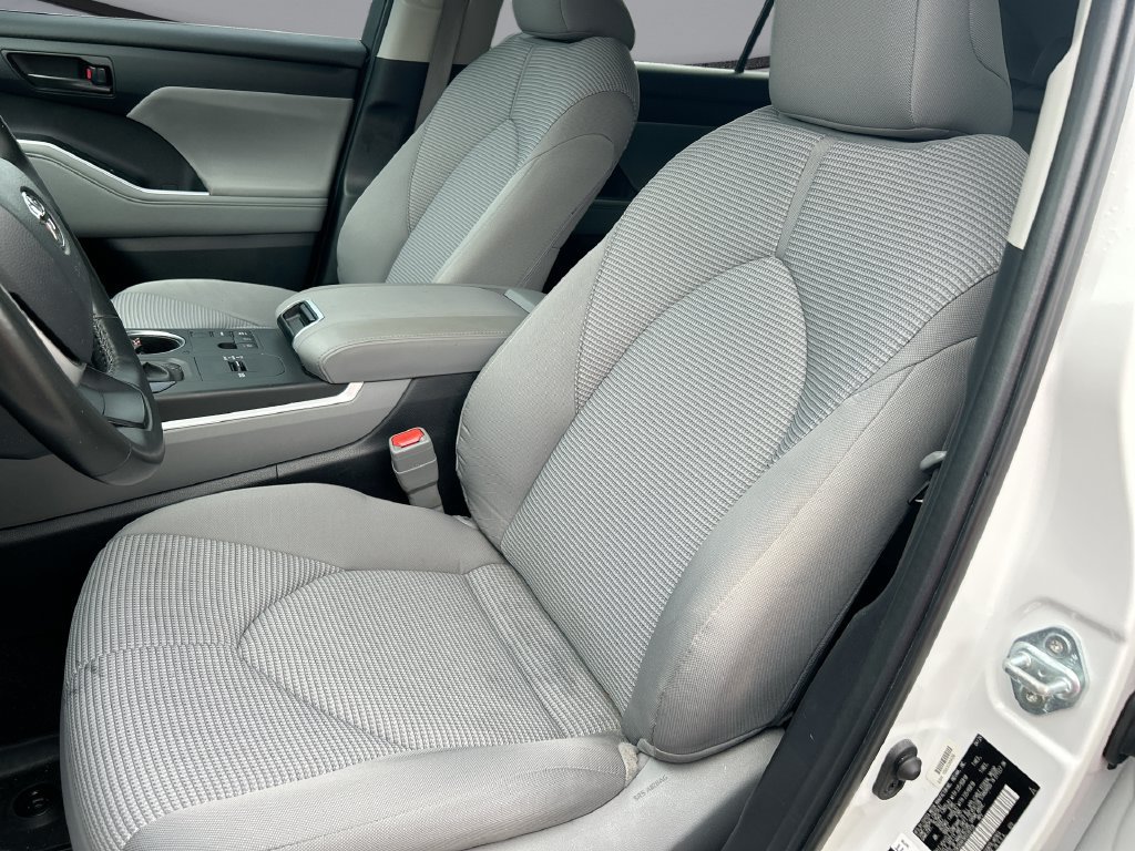 Used 2024 Toyota Highlander LE FWD image 11