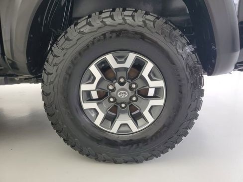 Used 2022 Toyota Tacoma TRD Off-Road AWD/4WD image 10