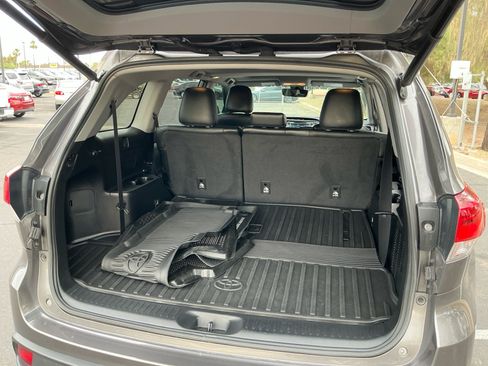 Used 2019 Toyota Highlander XLE AWD/4WD image 34