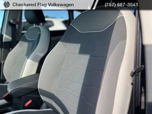 Used 2025 Volkswagen Taos SE FWD image 21