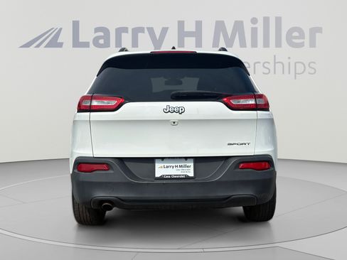 Used 2017 Jeep Cherokee Sport FWD image 4