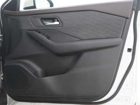 Used 2023 Nissan Rogue SV image 9