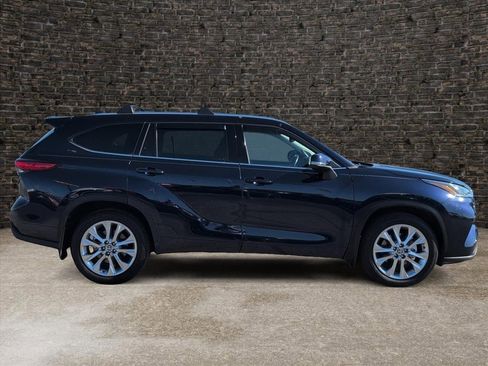 Used 2021 Toyota Highlander Limited image 3