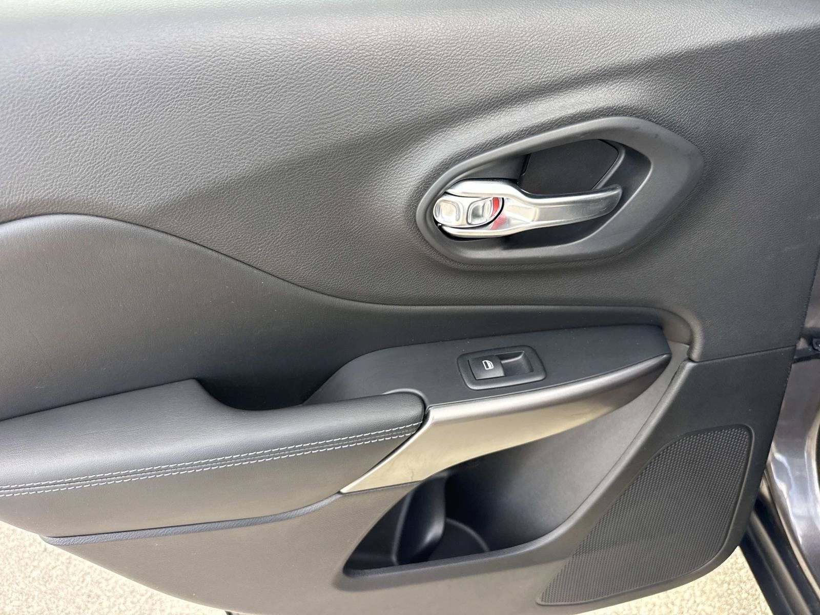 Used 2019 Jeep Cherokee Latitude Plus FWD image 11