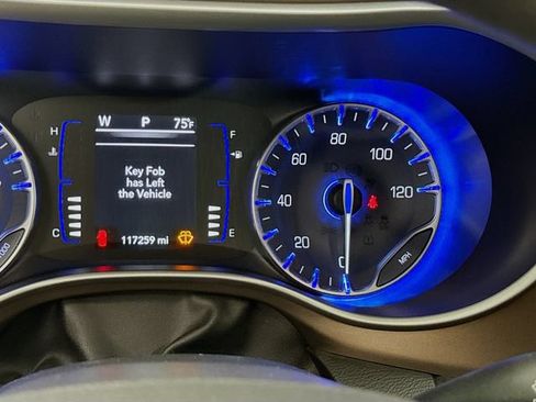 Used 2018 Chrysler Pacifica Touring Plus w/ Tire & Wheel Group FWD image 12