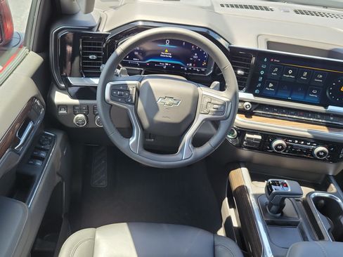 Used 2025 Chevrolet Silverado 1500 LT Trail Boss AWD/4WD image 17