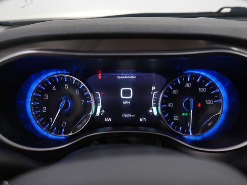 Used 2017 Chrysler Pacifica Limited image 23