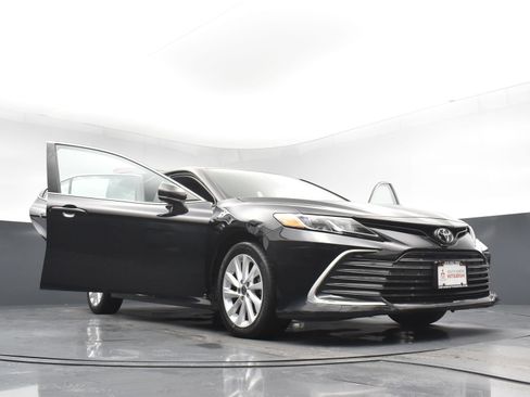 Used 2021 Toyota Camry LE FWD image 33