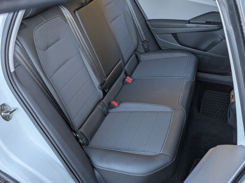 Used 2024 Volkswagen Taos SE image 19