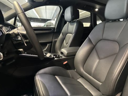 Certified 2025 Porsche Macan AWD/4WD image 5