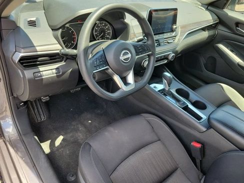Used 2025 Nissan Altima 2.5 SV FWD image 2