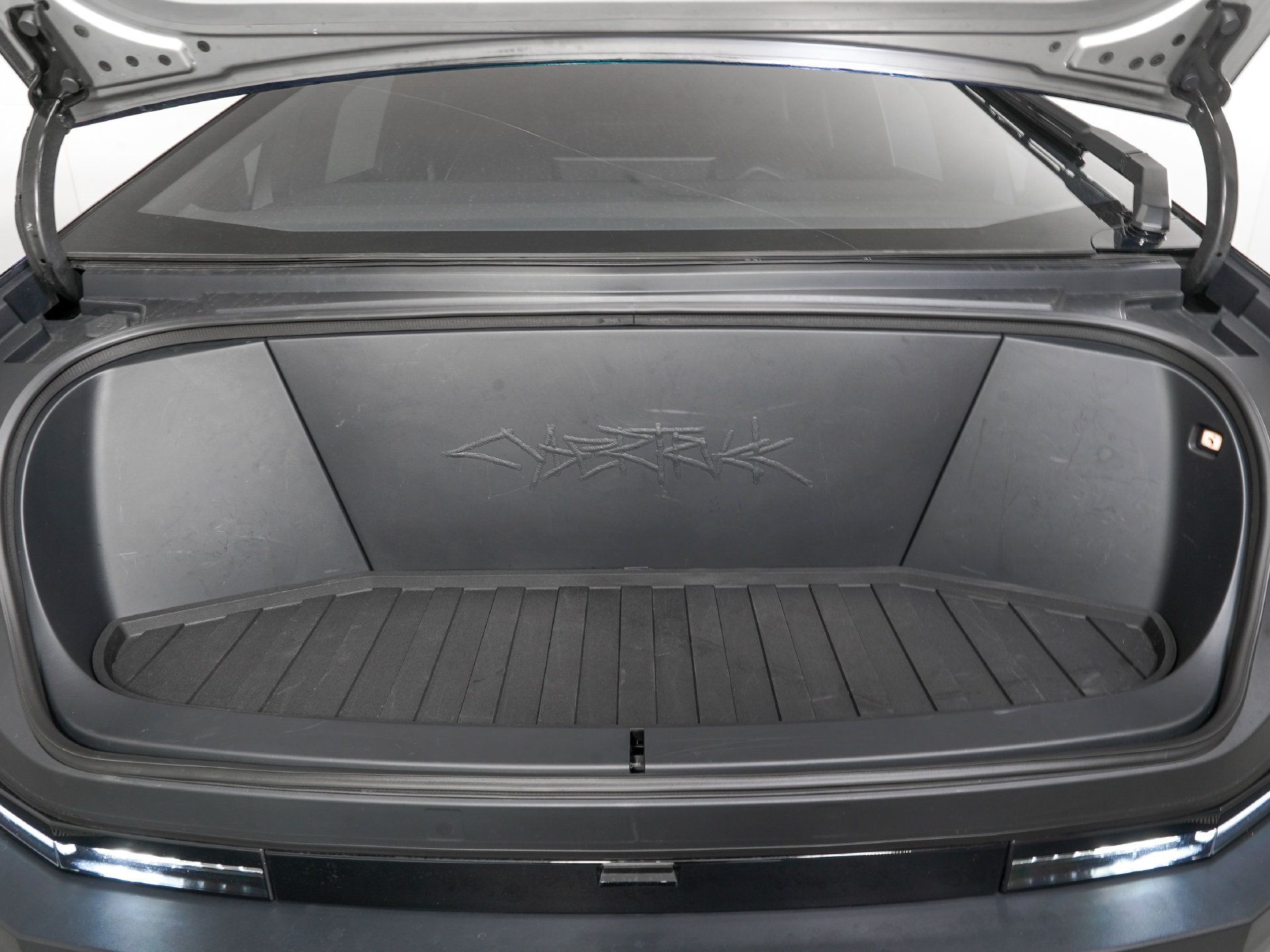Used 2025 Tesla Cybertruck AWD Crew Cab image 34