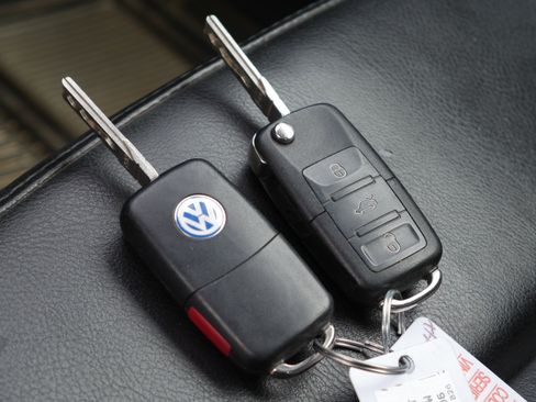 Used 2006 Volkswagen Beetle Convertible w/ Package 1 image 24