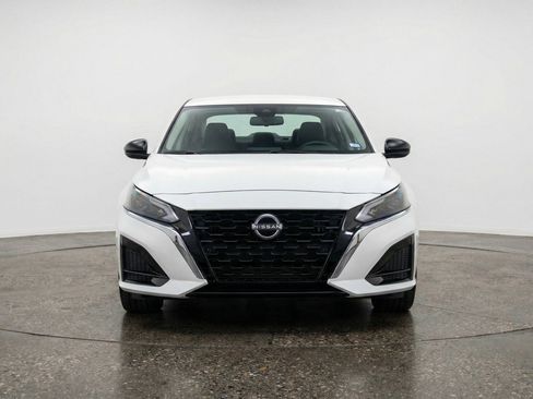 Used 2025 Nissan Altima 2.5 SV FWD image 2