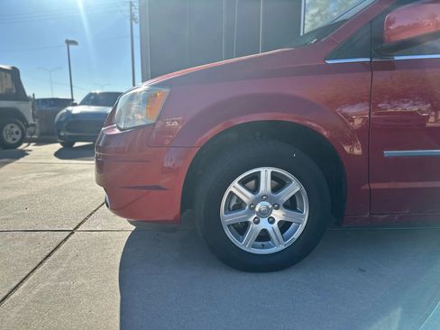 Used 2009 Chrysler Town & Country Touring FWD image 9