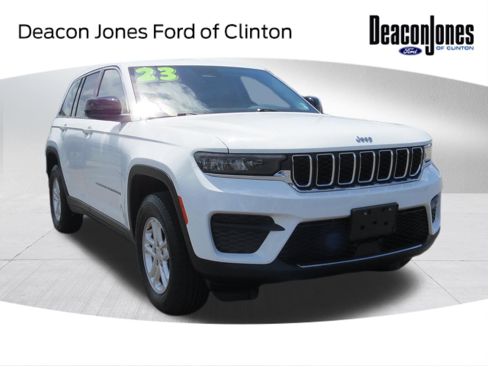 Used 2023 Jeep Grand Cherokee Laredo AWD/4WD image 1